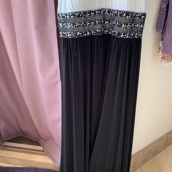 Woman’s 14P Evening Dress .....$100 - Picture 6 of 8